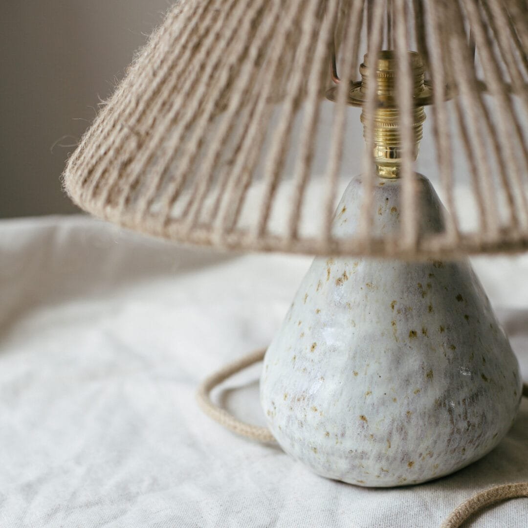 Lampe blanche tachetée